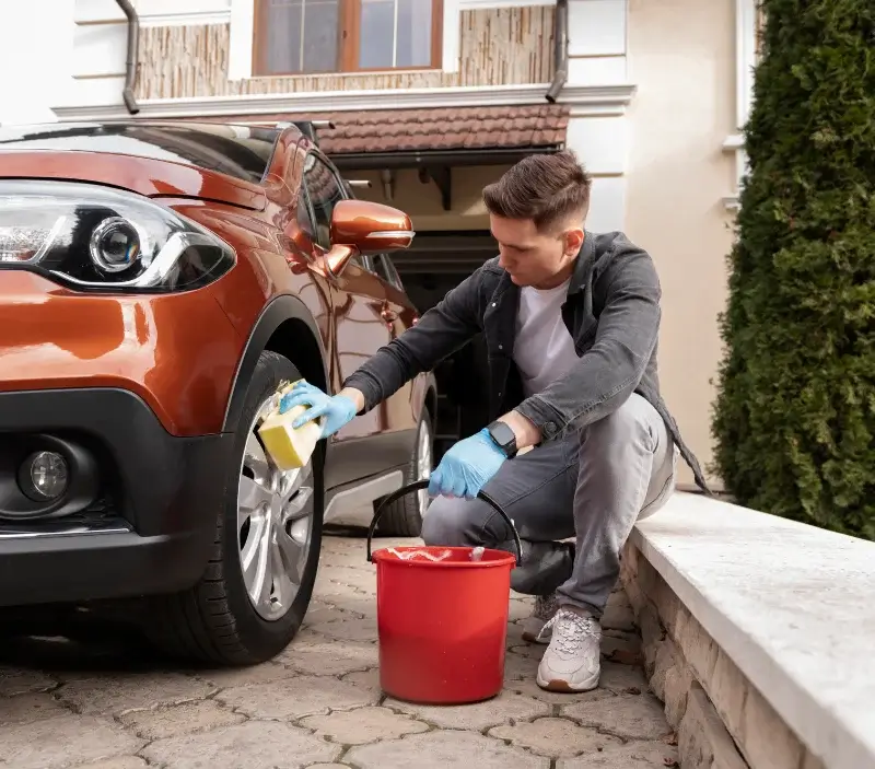 Lavage auto à domicile Aubigny-en-Plaine : professionnel intervenant sur un véhicule